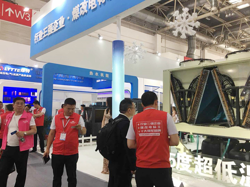 参观螺杆式空气源热泵机组 参观螺杆式空气源热泵机组