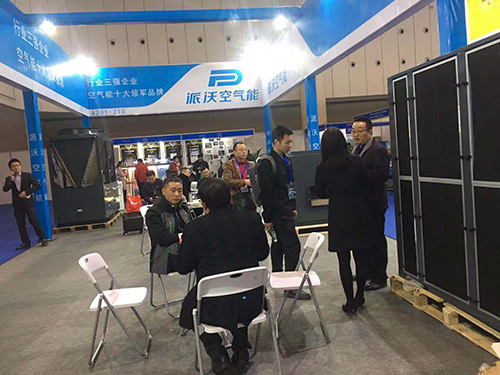 九州酷游空气能给参展者介绍产品