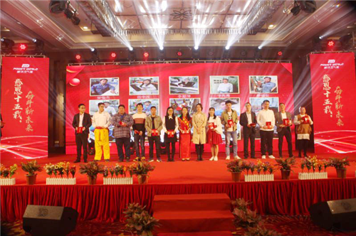 九州酷游唐菲平总经理与优秀员工合影